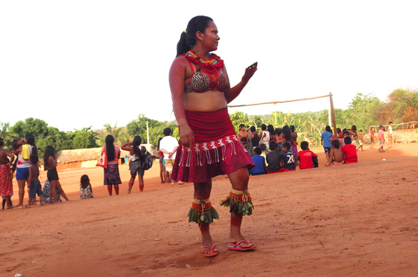 Professora Percília Apinajé em atividade pedagógica da aldeia Bonito/Terra Indígena Apinajé. Autor: Alexandre Herbetta 